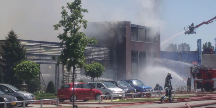 Zeer grote brand in Rijssen politie brandweer 