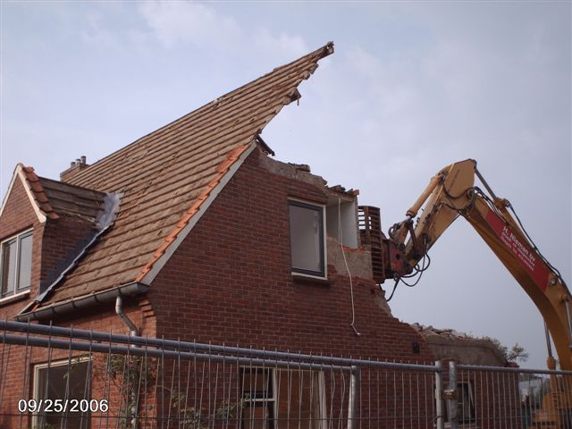 Helft van straatbeeld verdwenen. 