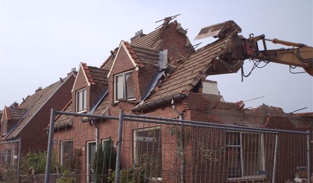 Helft van straatbeeld verdwenen. 