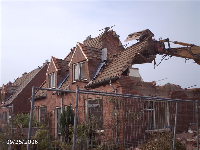 Helft van straatbeeld verdwenen. 