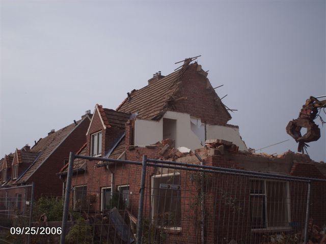 Helft van straatbeeld verdwenen. 