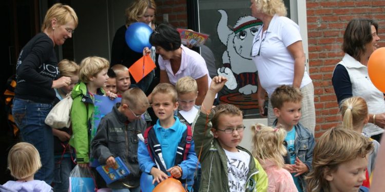 De zomervakantie is begonnen haarschool 