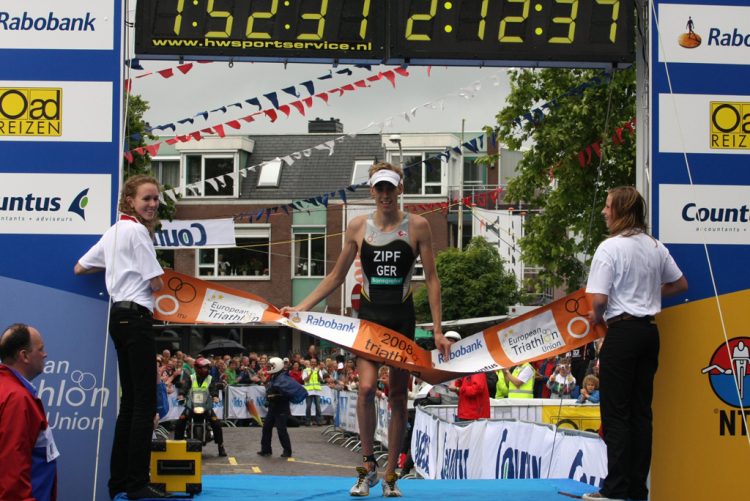 Zipf en Vodickova winnaars Triathlon Holten triathlon smidsbelt 