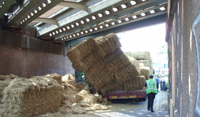 HoltensNieuws.nl H2oi als wegversperring H2oi als wegversperring politie