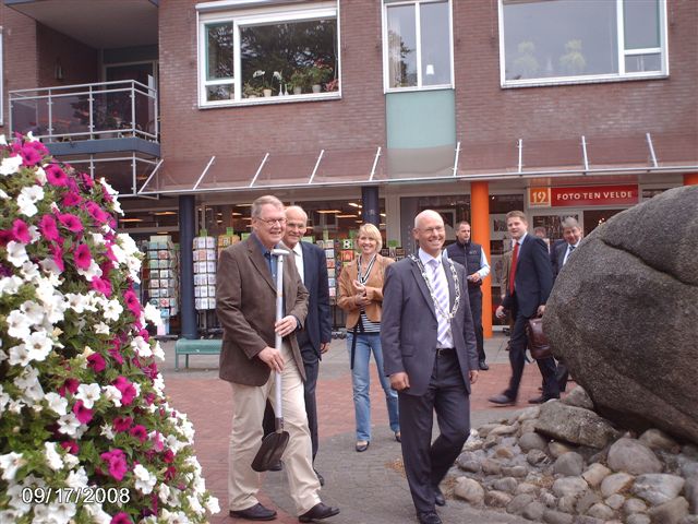 Eerste paal wereldtijdpad geplaatst gemeente 