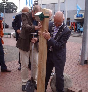 HoltensNieuws.nl Eerste paal wereldtijdpad geplaatst Eerste paal wereldtijdpad geplaatst gemeente