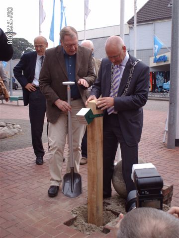 Eerste paal wereldtijdpad geplaatst gemeente 