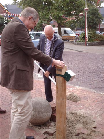 Eerste paal wereldtijdpad geplaatst gemeente 