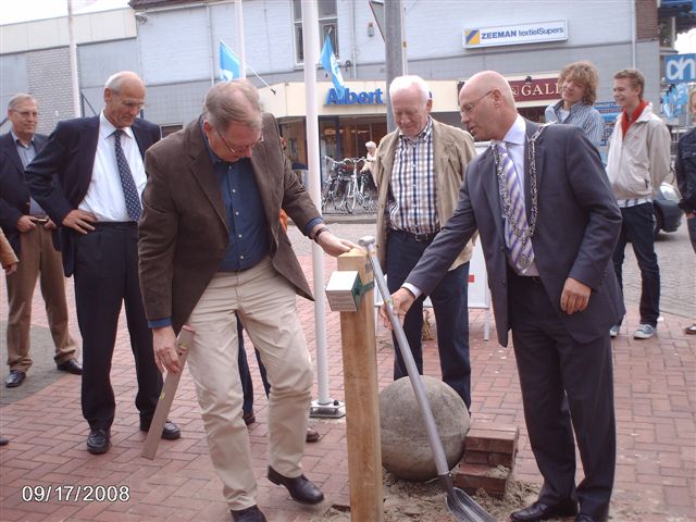 Eerste paal wereldtijdpad geplaatst gemeente 