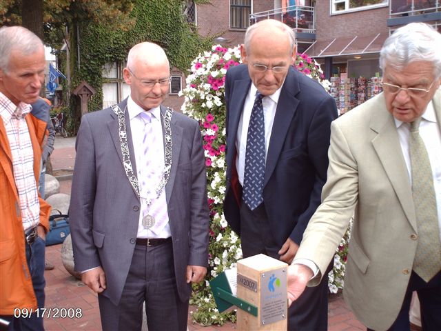 Eerste paal wereldtijdpad geplaatst gemeente 