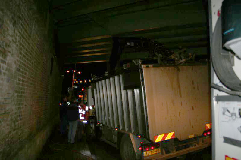 Vast onder het viaduct politie 