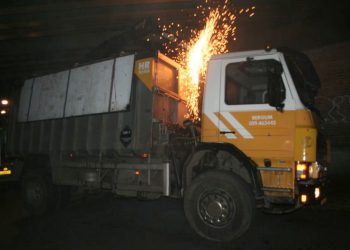 Muziekkoepel door vuurwerk gekleurd gemeente 