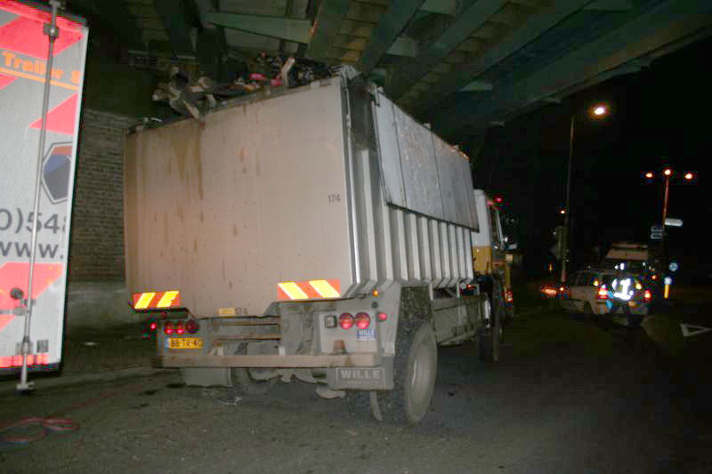 Vast onder het viaduct politie 