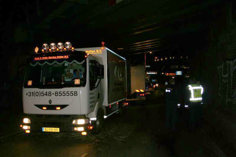 Vast onder het viaduct politie 