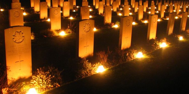 Kaarsen voor gevallenen canadese begraafplaats 