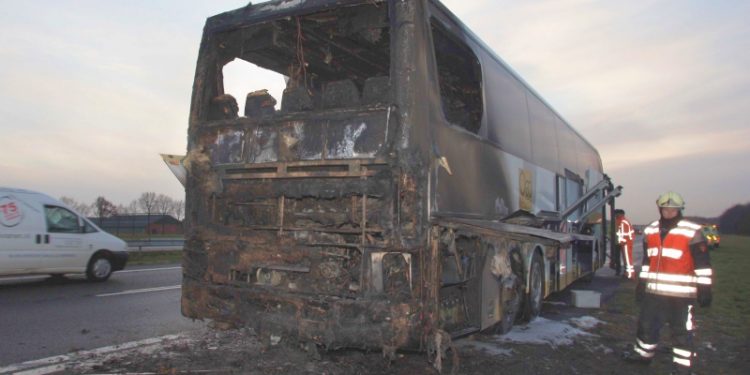 Touringcar brand uit. File A1 brandweer 