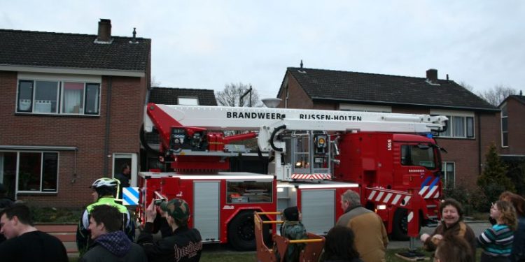 Hoogwerker officieel overgedragen brandweer 