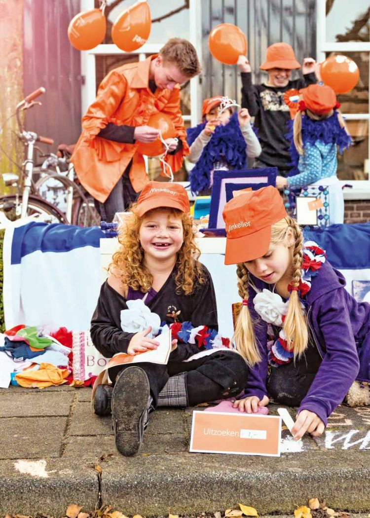 Rabo deelt Koninginnedag rommelmarktpakket uit 