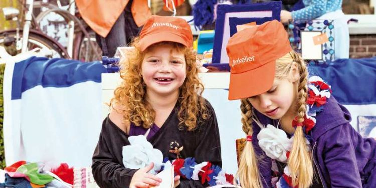 Rabo deelt Koninginnedag rommelmarktpakket uit 