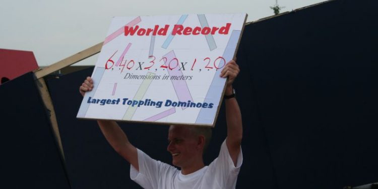 Stefan haalt record dominostenen 