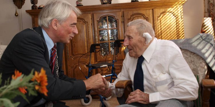 HoltensNieuws.nl De heer K.F.Roelofs 100 jaar De heer K.F.Roelofs 100 jaar gemeente