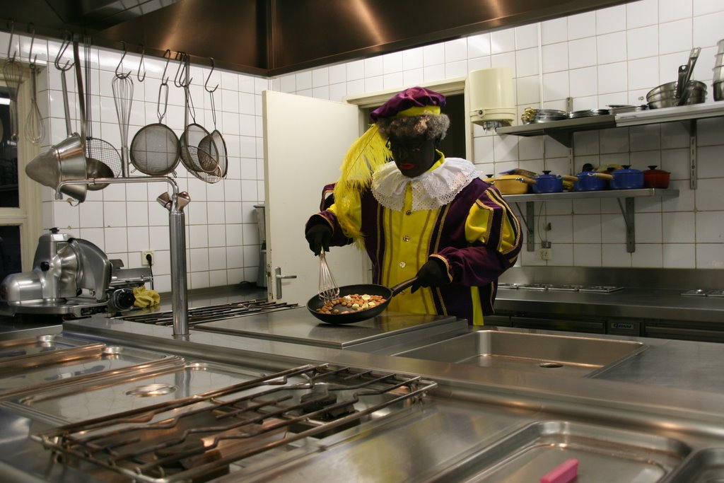 Zwarte Piet verslaapt zich in Bistro de Holterberg haarschool 