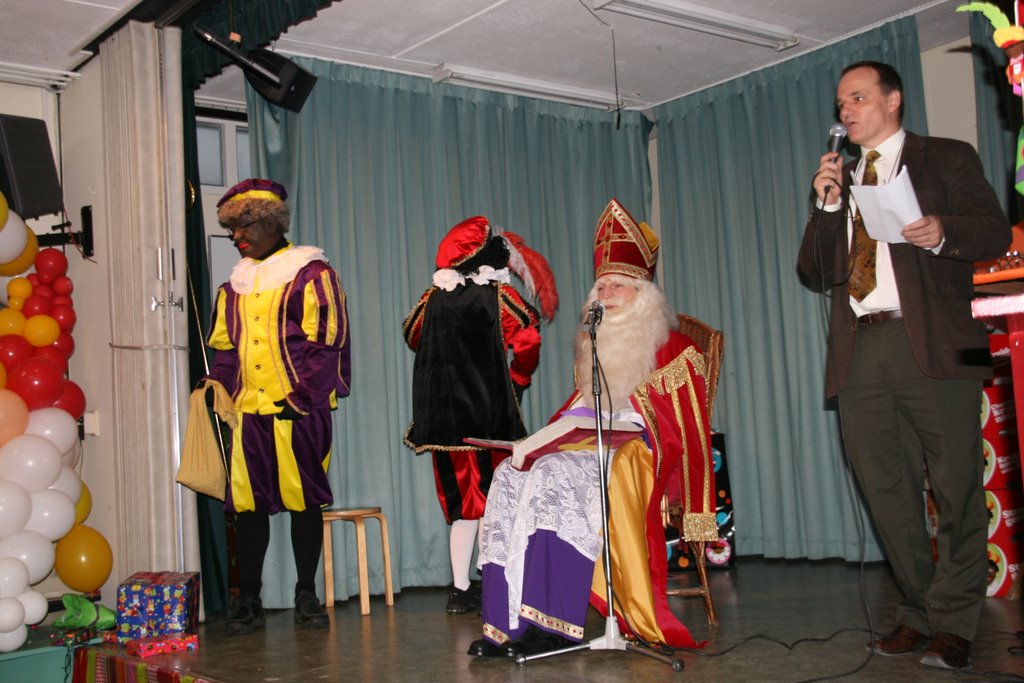 Zwarte Piet verslaapt zich in Bistro de Holterberg haarschool 