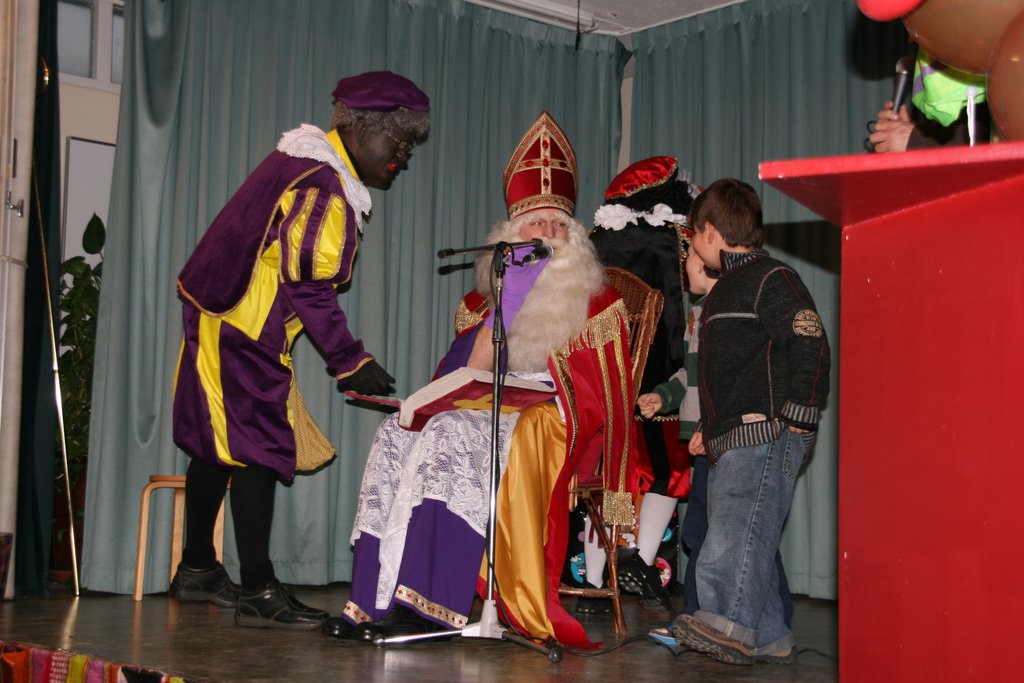 Zwarte Piet verslaapt zich in Bistro de Holterberg haarschool 