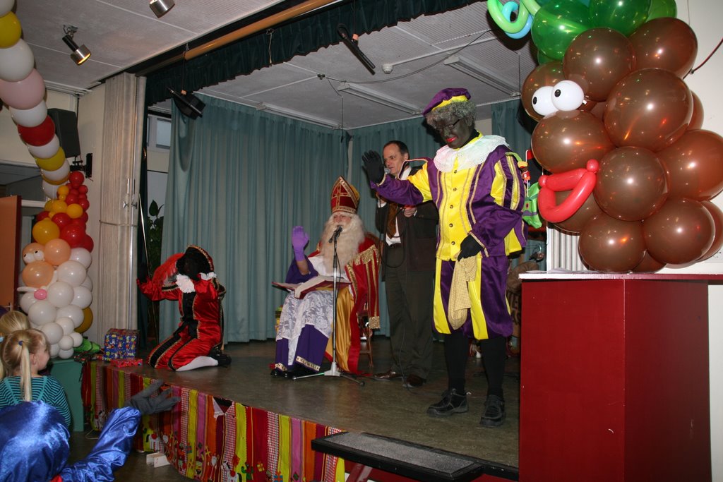 Zwarte Piet verslaapt zich in Bistro de Holterberg haarschool 