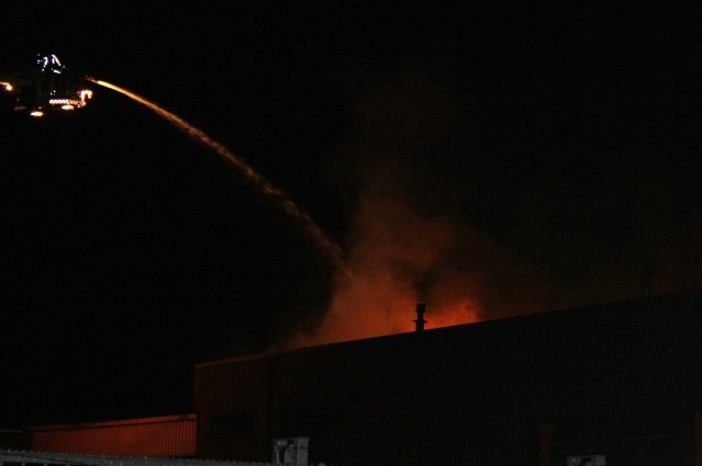 Grote brand in voormalige machinefabriek Nido politie brandweer 