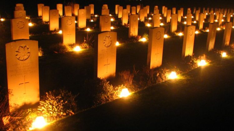 Avond rondleiding op de Canadese Begraafplaats te Holten canadese begraafplaats 