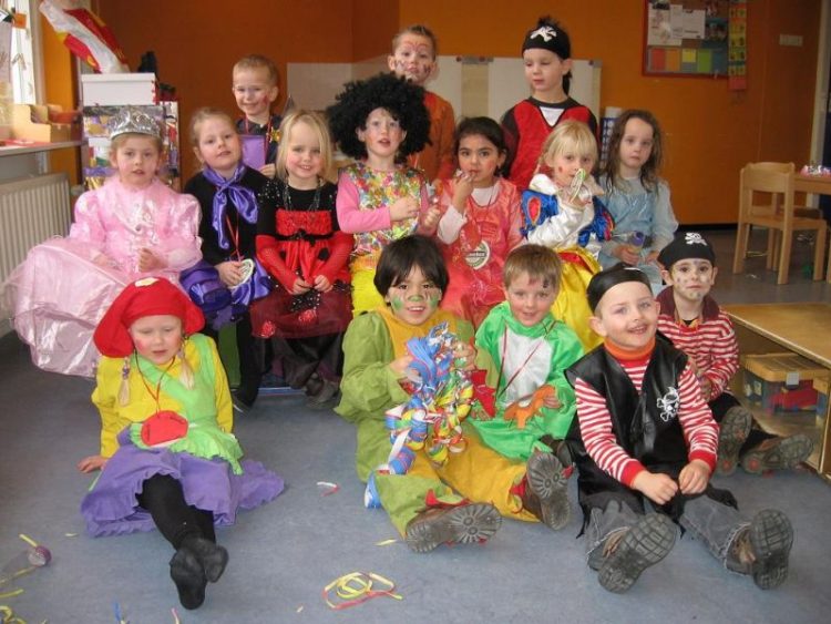 Carnaval op basisscholen holterenkschool haarschool fienpreuvers carnaval 