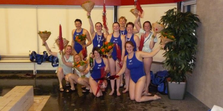 Waterpolodames Twenhaarsveld blijven ongeslagen 