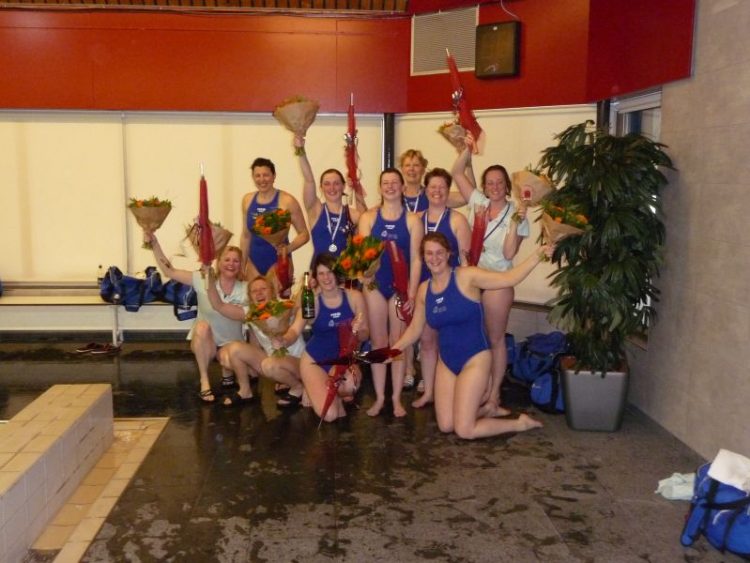 Waterpolodames Twenhaarsveld blijven ongeslagen 