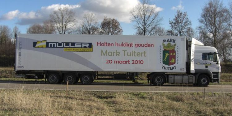 Mark op vrachtwagen muller 