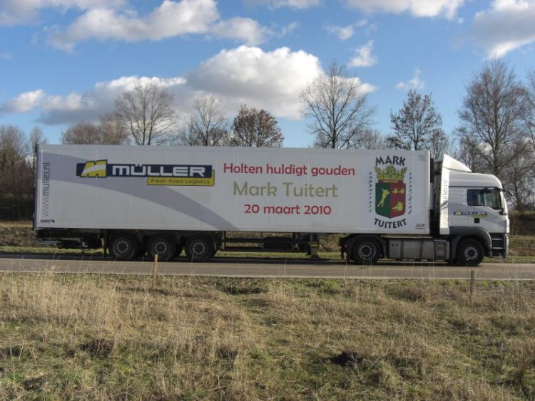 Mark op vrachtwagen muller 