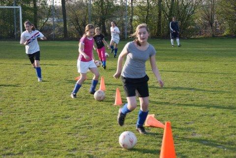Meisjes Voetbal….. Voetbal Clinic bij Blauw Wit voetbal haarschool dijkerhoek blauwwit 