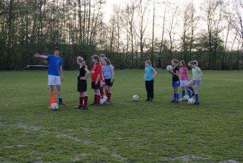 Meisjes Voetbal….. Voetbal Clinic bij Blauw Wit voetbal haarschool dijkerhoek blauwwit 