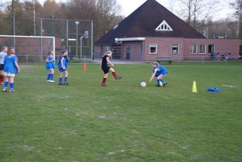 Meisjes Voetbal….. Voetbal Clinic bij Blauw Wit voetbal haarschool dijkerhoek blauwwit 