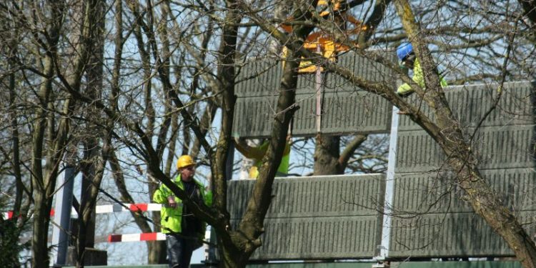 HoltensNieuws.nl Eerste geluidsschermen geplaatst Eerste geluidsschermen geplaatst