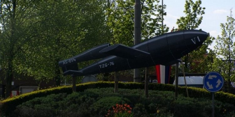 V1 raket (ont)siert ingang Holten 