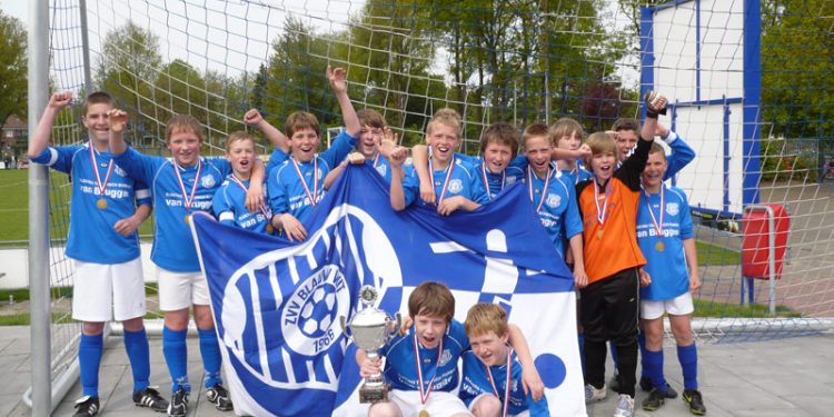HoltensNieuws.nl Blauw wit D1 wint de KNVB Districts beker Blauw wit D1 wint de KNVB Districts beker blauwwit