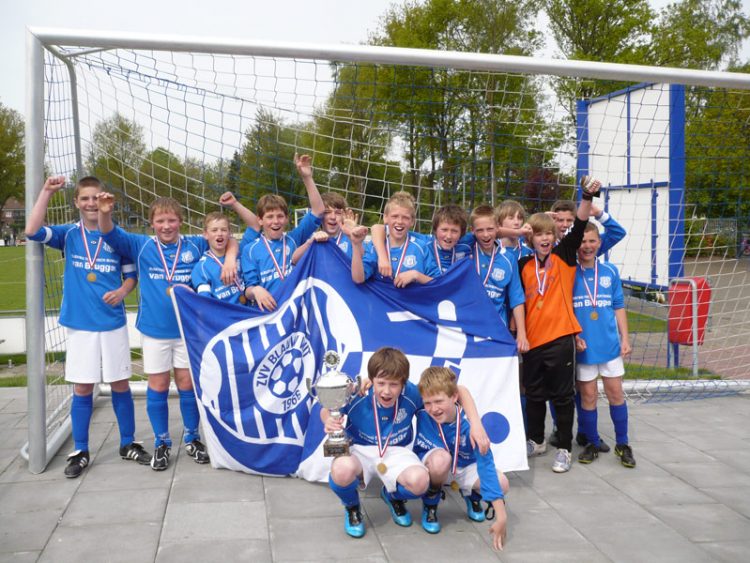 Blauw wit D1 wint de KNVB Districts beker blauwwit 