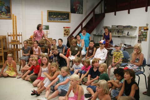 HoltensNieuws.nl Kinderen Haarschool krijgen tekenles van kunstschilder Mulder Kinderen Haarschool krijgen tekenles van kunstschilder Mulder haarschool