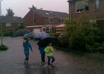 Wateroverlast in Holten, stuur je foto's brandweer 