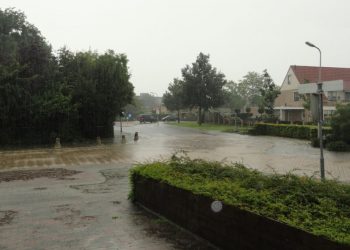 Wateroverlast in Holten, stuur je foto's brandweer 
