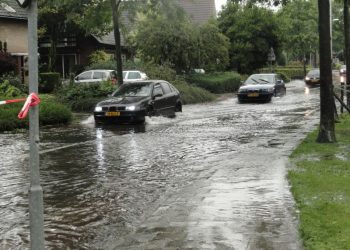 Wateroverlast in Holten, stuur je foto's brandweer 