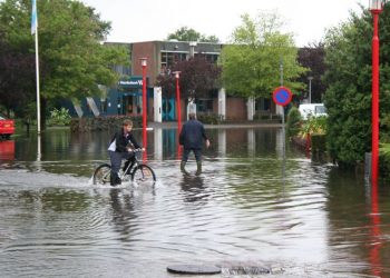 Wateroverlast in Holten, stuur je foto's brandweer 