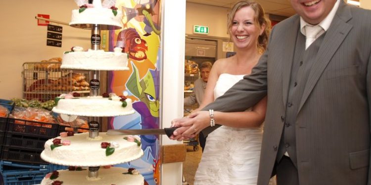 Bruidspaar laat taart proeven 