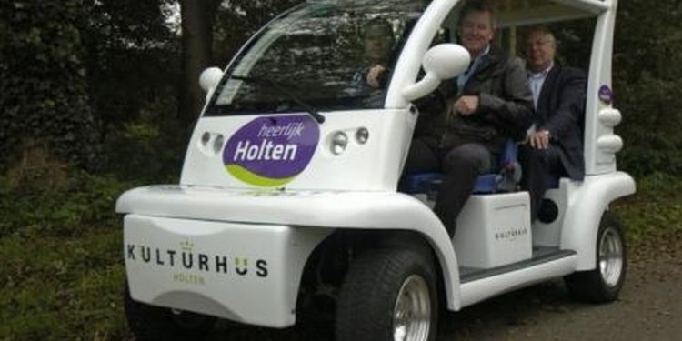 Met hippe electrokar de Holterberg op smidsbelt sallandse heuvelrug kulturhus gemeente 